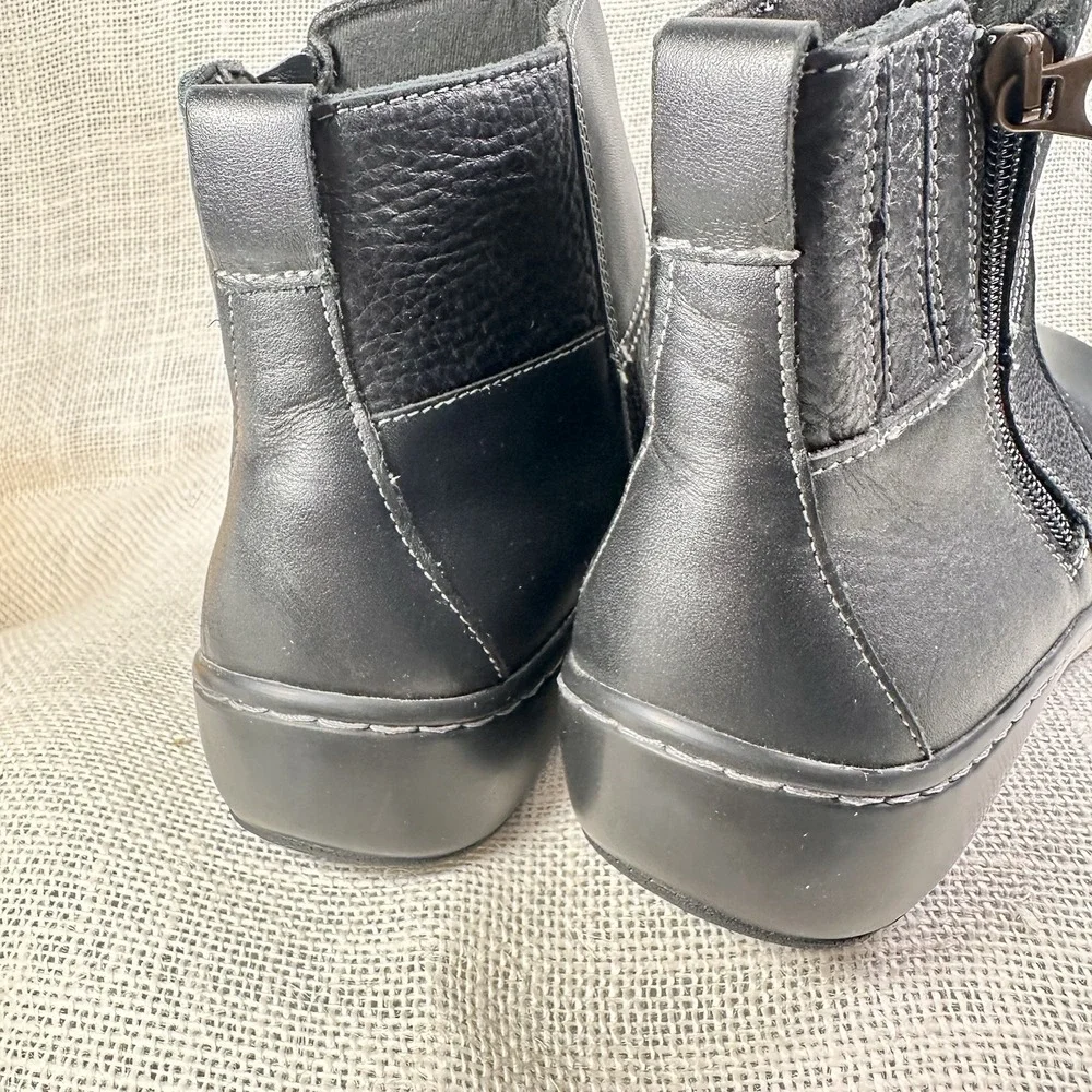 Clarks Womens Ankle Boots Size 8.5‎ Black Leather Zip Comfort Booties